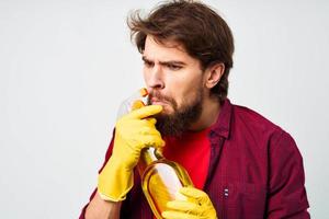 emotional Mann tragen Gummi Handschuhe Waschmittel Hausaufgaben Lebensstil Fachmann foto