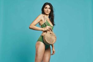 Frau im Grün Badebekleidung Strand Tasche posieren Sommer- foto