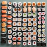 viele Sushi auf Tisch. asiatisch Restaurant. generieren ai foto