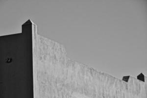 kontrastieren architektonisch Einzelheiten auf das Spanisch Kanarienvogel Insel fuerteventura gegen ein Blau Himmel foto