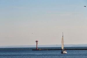 Ruhe Landschaft beim das Polieren baltisch Meer auf ein sonnig Urlaub Tag foto