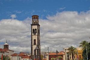 interessant bunt Urlaub Häuser im das Straßen von das Spanisch Stadt von sanca Cruz im Tenerife foto