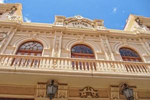 Straßen mit historisch Gebäude auf das Spanisch Kanarienvogel Insel Tenerife im das ehemalige Hauptstadt foto