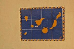 bunt Keramik Mosaik mit ein Karte von das Spanisch Kanarienvogel Inseln auf das Mauer von ein Gebäude auf das Insel von Tenerife foto