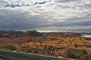 Landschaften von das Spanisch Insel von Tenerife mit das Autobahn und das Ozean foto