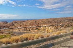 Landschaften von das Spanisch Insel von Tenerife mit das Autobahn und das Ozean foto