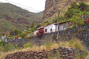 Aussicht von das malerisch Stadt, Dorf von Masca auf das Spanisch Kanarienvogel Insel Tenerife foto