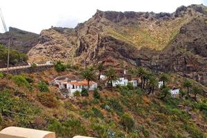 Aussicht von das malerisch Stadt, Dorf von Masca auf das Spanisch Kanarienvogel Insel Tenerife foto