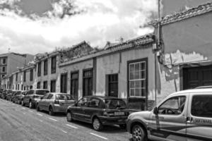 Straßen mit historisch Gebäude auf das Spanisch Kanarienvogel Insel Tenerife im das ehemalige Hauptstadt foto