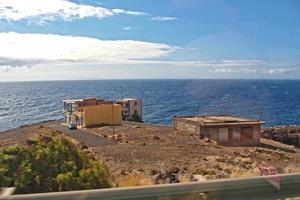 Landschaften von das Spanisch Insel von Tenerife mit das Autobahn und das Ozean foto