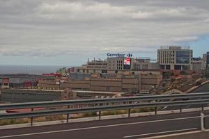 Landschaften von das Spanisch Insel von Tenerife mit das Autobahn und das Ozean foto