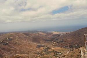 l Ruhe Sommer- wolkig Landschaft von das Spanisch Kanarienvogel Insel Lanzarote foto