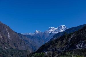 Himalaya Landschaft, Panorama- Aussicht von Himalaya Berg bedeckt mit Schnee. Himalaya Berg Landschaft im Winter im kedarnath Schlucht. foto