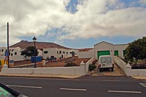 Weiß niedrig historisch Gebäude und eng Straßen im das Spanisch Stadt von teguise, Lanzarote foto