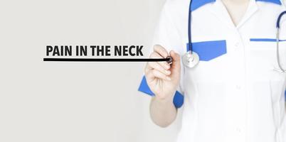 Arzt Schreiben Text Schmerzen im das Hals mit Marker, medizinisch Konzept foto