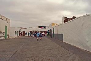 Weiß niedrig historisch Gebäude und eng Straßen im das Spanisch Stadt von teguise, Lanzarote foto