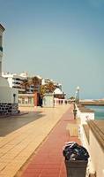 Strand Landschaft von das Hauptstadt von das Kanarienvogel Insel Lanzarote arrecife im Spanien auf ein sonnig warm Sommer- Tag foto