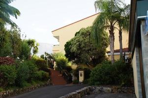 interessant bunt Urlaub Häuser im das Straßen von das Spanisch Stadt von puerto de la Cruz im Tenerife foto