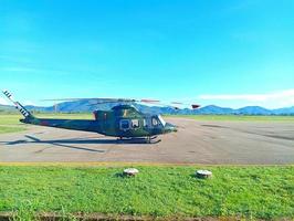 Atambua, nusa Tenggara Timur, 2023 indonesisch National bewaffnet Kräfte tni Heer Hubschrauber geparkt auf das Flughafen Runway Hubschrauberlandeplatz foto