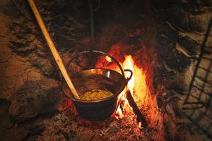 Kessel mit Polenta auf das Feuer foto