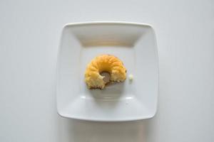 Süss einfach Ostern Kuchen auf ein Weiß Telerzyk auf ein Weiß Hintergrund foto