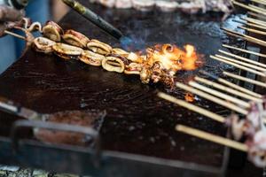 schließen oben von köstlich Satay gegrillt Tintenfisch, zum Verkauf im Straße Essen foto