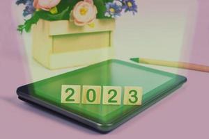 2023 Text auf Tablette ,Geschäft online Konzept. foto