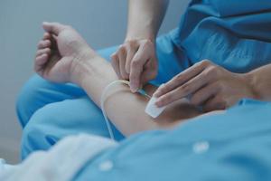 Frauen asiatisch Ärzte halt das geduldig Hand und ermutigen und zur Verfügung stellen medizinisch Rat während Überprüfung das geduldig Gesundheit im Bett. Konzept von Pflege und Mitgefühl, vorgeburtlich Pflege, bedroht Abtreibung foto