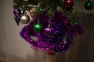 Weihnachten Dekoration auf Weihnachten Baum. Weihnachten Baum beim heim. Weihnachten im Wohnung. foto