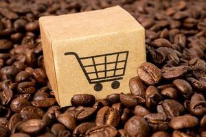 Box mit Einkaufen Wagen Logo Symbol auf Kaffee Bohnen, importieren Export Einkaufen online Produkt Versand, handeln, Lieferant Konzept. foto