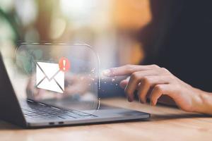 Mann lesen elektronisch Mail von Tablette ,Email Marketing und Newsletter Konzept, digital Kommunikation mit Email Nachrichten, senden und Empfang Mitteilungen online mit das Email Symbol , Benachrichtigungen foto