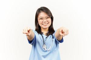 lächelnd und zeigen beim Du, wollen Sie Geste von asiatisch jung Arzt isoliert auf Weiß Hintergrund foto