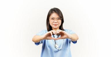 zeigen Liebe oder Herz Zeichen von asiatisch jung Arzt isoliert auf Weiß Hintergrund foto