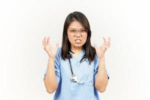wütend Geste von asiatisch jung Arzt isoliert auf Weiß Hintergrund foto