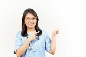 zeigen Produkt und zeigen Seite von asiatisch jung Arzt isoliert auf Weiß Hintergrund foto