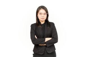 Lächeln und suchen zu Kamera von schön asiatisch Frau tragen schwarz Blazer isoliert auf Weiß foto