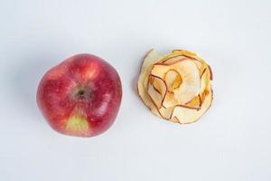 getrocknet Früchte isoliert auf Weiß Hintergrund. gesund Essen Konzept. oben Sicht. gesund Vegetarier Essen Konzept. getrocknet Obst Chips. foto