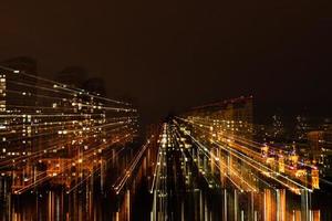 Nacht Stadt im Bewegung von Licht Linien foto