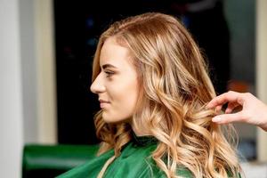 Friseur Styling Haar von Frau foto