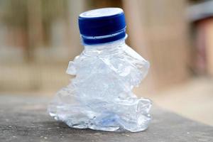 zerknittert Plastik Flasche Müll. Umwelt Verschmutzung foto