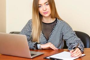 Frau Arbeiten mit Unterlagen im Büro foto