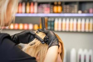 Friseur Kämmen Kunden weiblich Haar foto