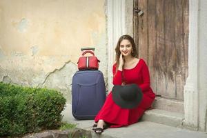 Frau Sitzung auf Schwelle Haus foto