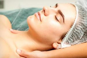 Therapeut Herstellung Massage von Hals foto