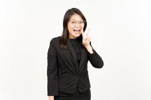 zeigen Frieden Zeichen von schön asiatisch Frau tragen schwarz Blazer isoliert auf Weiß Hintergrund foto