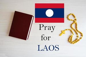 beten zum Laos. Rosenkranz und heilig Bibel Hintergrund. foto