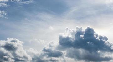 weiße flauschige wolken am himmel foto