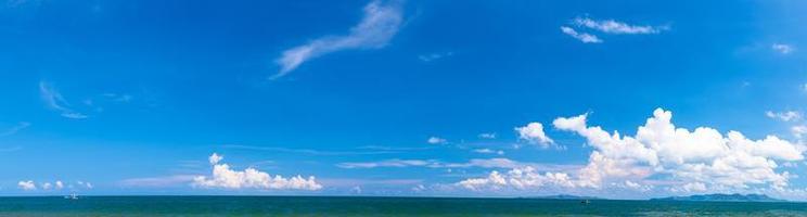 Panoramablick auf das Meer mit blauem Himmel und Wolken foto