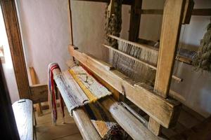 alt groß Antiquität retro Weberei Maschine im ein Land Hütte im Polen foto