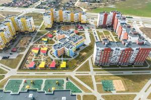 Antenne Panorama- Aussicht Über Konstruktion von Neu modern Wohn Komplex mit Hochhaus Gebäude im Stadt, Dorf foto